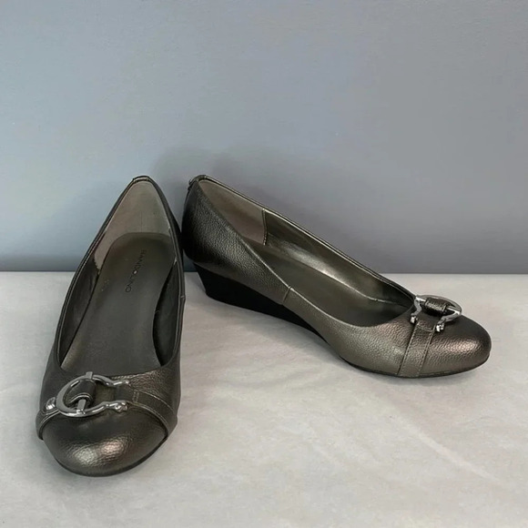 BANDOLINO Metallic Wedge Shoes Pewter Strap Buckle Vegan Leather Size 7.5 - Picture 12 of 12
